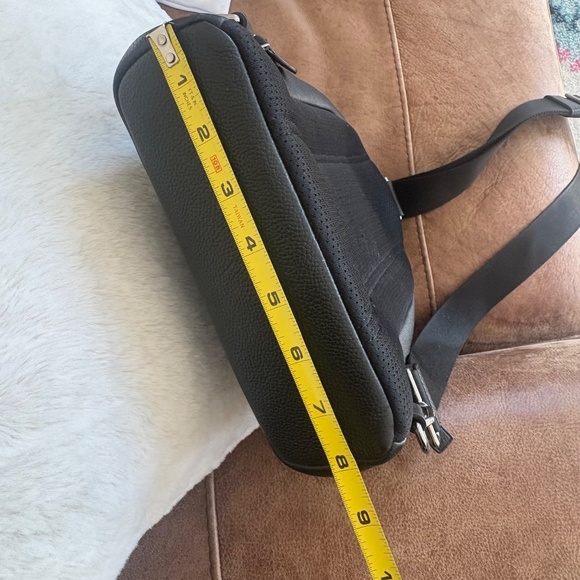 MICHAEL KORS Pebbled Leather Sling Pack - black Authenticated - Picture 12 of 17